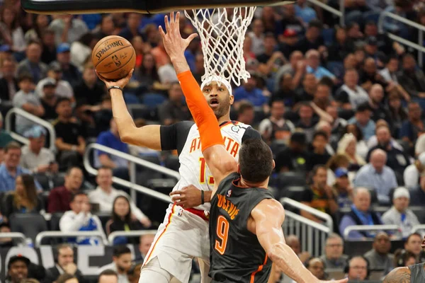 Atlanta Hawks 'dan Vince Carter # 15, 8 Şubat 2020 tarihinde Orlando Florida' daki Amway Center 'da oynanan maçta şut atma girişiminde bulundu. Fotoğraf: Marty Jean-Louis