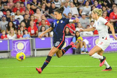 USWNT oyuncusu Carli Lloyd # 10, 5 Mart 2020 tarihinde Orlando Florida 'daki Exploria Stadyumu' nda düzenlenen 2020 SheBelieves Kupası 'nda güçlü bir atış yaptı. Fotoğraf: Marty Jean-Louis