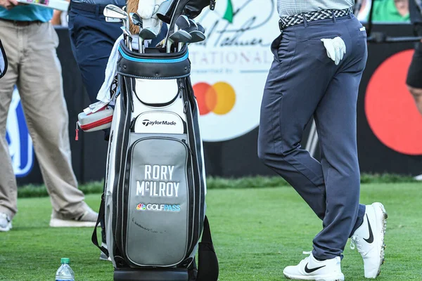 在2020年阿诺德 帕尔默邀请赛第一轮小组赛期间 麦克罗伊站在他的高尔夫球袋旁边 该小组赛于2020年3月5日星期四在佛罗里达州奥兰多的海湾Hill俱乐部举行 照片来源 Marty Jean Louis — 图库照片