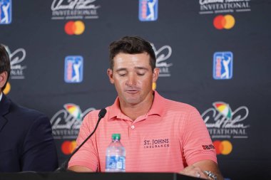 Florida Valisi Ron DeSantis, Marc Leishman, Sam Saunders ve 2020 Arnold Palmer Davetiyesi sırasında MasterCard 'dan bir sunucu ile 4 Mart 2020' de Orlando Florida 'da Bay Hill' de basın toplantısı düzenlendi. Fotoğraf: Marty Jean-Loui