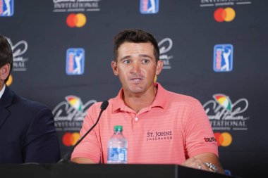 Florida Valisi Ron DeSantis, Marc Leishman, Sam Saunders ve 2020 Arnold Palmer Davetiyesi sırasında MasterCard 'dan bir sunucu ile 4 Mart 2020' de Orlando Florida 'da Bay Hill' de basın toplantısı düzenlendi. Fotoğraf: Marty Jean-Loui