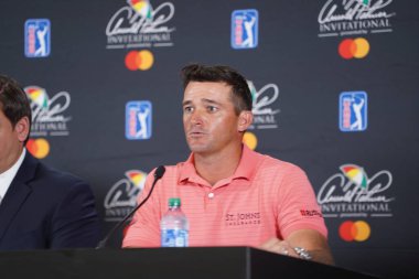 Florida Valisi Ron DeSantis, Marc Leishman, Sam Saunders ve 2020 Arnold Palmer Davetiyesi sırasında MasterCard 'dan bir sunucu ile 4 Mart 2020' de Orlando Florida 'da Bay Hill' de basın toplantısı düzenlendi. Fotoğraf: Marty Jean-Loui