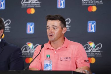 Florida Valisi Ron DeSantis, Marc Leishman, Sam Saunders ve 2020 Arnold Palmer Davetiyesi sırasında MasterCard 'dan bir sunucu ile 4 Mart 2020' de Orlando Florida 'da Bay Hill' de basın toplantısı düzenlendi. Fotoğraf: Marty Jean-Loui