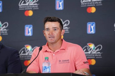 Florida Valisi Ron DeSantis, Marc Leishman, Sam Saunders ve 2020 Arnold Palmer Davetiyesi sırasında MasterCard 'dan bir sunucu ile 4 Mart 2020' de Orlando Florida 'da Bay Hill' de basın toplantısı düzenlendi. Fotoğraf: Marty Jean-Loui