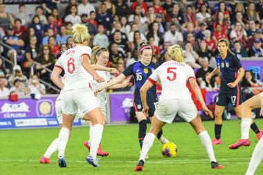 USWNT oyuncusu Rose Lavelle, 5 Mart 2020 tarihinde Orlando Florida 'daki Exploria Stadyumu' nda düzenlenen 2020 SheBelieves Kupası sırasında İngiliz oyuncularla çevrilidir. Fotoğraf: Marty Jean-Louis