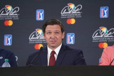 Florida Valisi Ron DeSantis, Marc Leishman, Sam Saunders ve 2020 Arnold Palmer Davetiyesi sırasında MasterCard 'dan bir sunucu ile 4 Mart 2020' de Orlando Florida 'da Bay Hill' de basın toplantısı düzenlendi. Fotoğraf: Marty Jean-Loui
