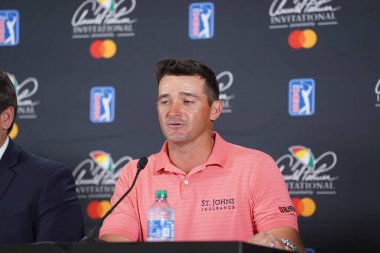 Florida Valisi Ron DeSantis, Marc Leishman, Sam Saunders ve 2020 Arnold Palmer Davetiyesi sırasında MasterCard 'dan bir sunucu ile 4 Mart 2020' de Orlando Florida 'da Bay Hill' de basın toplantısı düzenlendi. Fotoğraf: Marty Jean-Loui
