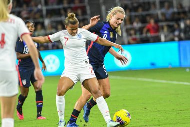 Nikki Parris # 7 ve Lindsey Horran # 9 top için 5 Mart 2020 tarihinde Orlando Florida 'daki Exploria Stadyumu' nda düzenlenen 2020 SheBelieves Kupası 'nda mücadele etti. Fotoğraf: Marty Jean-Louis