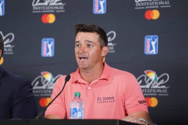 Florida Valisi Ron DeSantis, Marc Leishman, Sam Saunders ve 2020 Arnold Palmer Davetiyesi sırasında MasterCard 'dan bir sunucu ile 4 Mart 2020' de Orlando Florida 'da Bay Hill' de basın toplantısı düzenlendi. Fotoğraf: Marty Jean-Loui