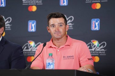 Florida Valisi Ron DeSantis, Marc Leishman, Sam Saunders ve 2020 Arnold Palmer Davetiyesi sırasında MasterCard 'dan bir sunucu ile 4 Mart 2020' de Orlando Florida 'da Bay Hill' de basın toplantısı düzenlendi. Fotoğraf: Marty Jean-Loui