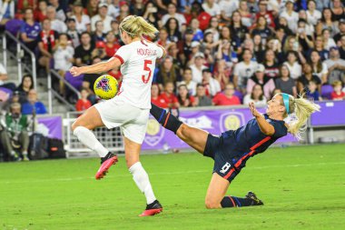 İngiliz oyuncu Steph Houton # 5, 5 Mart 2020 tarihinde Orlando Florida 'daki Exploria Stadyumu' nda düzenlenen 2020 SheBelieves Kupası 'nda pas aldı. Fotoğraf: Marty Jean-Louis