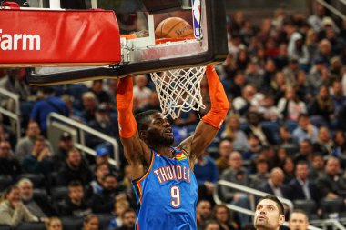 Oklahoma Thunder oyuncusu Nerlens Noel 22 Ocak 2020 Çarşamba günü Orlando Florida 'daki Amway Center' da smaç basıyor. Fotoğraf: Marty Jean-Louis