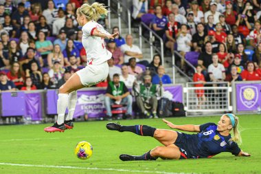 USWNT oyuncusu Julie Ertz 5 Mart 2020 'de Orlando Florida' daki Exploria Stadyumu 'nda oynanan 2020 SheBelieves Kupası' nda topu kazanmak için 8 numaralı slayt kaydırağını kullanıyor. Fotoğraf: Marty Jean-Louis