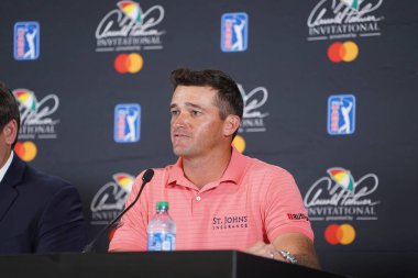 Florida Valisi Ron DeSantis, Marc Leishman, Sam Saunders ve 2020 Arnold Palmer Davetiyesi sırasında MasterCard 'dan bir sunucu ile 4 Mart 2020' de Orlando Florida 'da Bay Hill' de basın toplantısı düzenlendi. Fotoğraf: Marty Jean-Loui