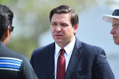 Florida Valisi Ron DeSantis, 4 Mart 2020 'de Orlando Florida' daki Bay Hill 'de düzenlenen 2020 Arnold Palmer Invitational' ın açılış etkinliği sırasında oyuncularla konuşuyor. Fotoğraf: Marty Jean-Louis