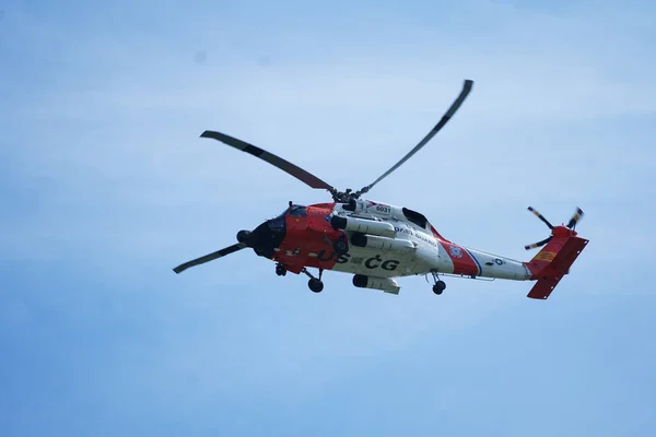 Der Hubschrauber Der Küstenwache Fliegt Während Der Eröffnungsveranstaltung Des Arnold — Stockfoto