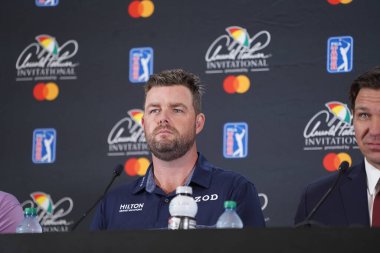 Florida Valisi Ron DeSantis, Marc Leishman, Sam Saunders ve 2020 Arnold Palmer Davetiyesi sırasında MasterCard 'dan bir sunucu ile 4 Mart 2020' de Orlando Florida 'da Bay Hill' de basın toplantısı düzenlendi. Fotoğraf: Marty Jean-Loui