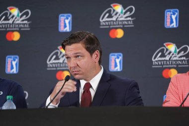 Florida Valisi Ron DeSantis, Marc Leishman, Sam Saunders ve 2020 Arnold Palmer Davetiyesi sırasında MasterCard 'dan bir sunucu ile 4 Mart 2020' de Orlando Florida 'da Bay Hill' de basın toplantısı düzenlendi. Fotoğraf: Marty Jean-Loui