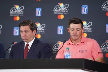 Florida Valisi Ron DeSantis, Marc Leishman, Sam Saunders ve 2020 Arnold Palmer Davetiyesi sırasında MasterCard 'dan bir sunucu ile 4 Mart 2020' de Orlando Florida 'da Bay Hill' de basın toplantısı düzenlendi. Fotoğraf: Marty Jean-Loui