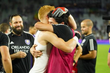 Orlando City kalecileri Adam Grinwis (solda ve Brian Rowe (23), 10 Temmuz Çarşamba günü Floria 'nın Orlando kentindeki Exploria Stadyumu' nda düzenlenen ABD Açık Kupası 'nda NYC FC' ye karşı kazandığı zaferi kutlamak için sarıldı.