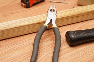 Plier, bir ev yenileme projesi için kullanılacak. Fotoğraf: Marty Jean-Louis