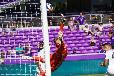 19 Mayıs 2019 'da Orlando City Stadyumu' nda Cincinnati FC kalecisi Spencer Richey (18), Dom Dwyer (14) tarafından engellenmeye çalışıldı. Fotoğraf: Marty Jean-Louis