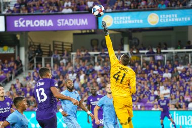 NYC FC kalecisi Brad Stuver (41), 10 Temmuz Çarşamba günü Floria 'nın Orlando kentindeki Exploria Stadyumu' nda oynanan Amerika Açık Kupası 'nda topu tehlike bölgesinin dışına itiyor: Marty Jean-Louis