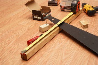 Büyük el testeresi bir ev yenileme projesi için kullanılmaya hazır. Fotoğraf: Marty Jean-Louis