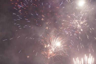 Gece gökyüzünde parlak havai fişekler Fotoğraf: Marty Jean-Louis