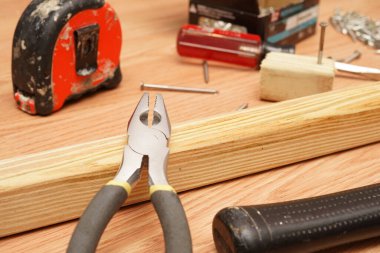 Plier, bir ev yenileme projesi için kullanılacak. Fotoğraf: Marty Jean-Louis