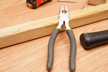 Plier, bir ev yenileme projesi için kullanılacak. Fotoğraf: Marty Jean-Louis