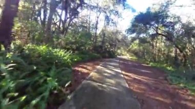 Parkta bisiklet sürerken çekilen görüntüler