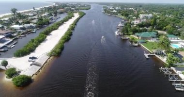 Güzel karanlık nehrin hava görüntüleri.