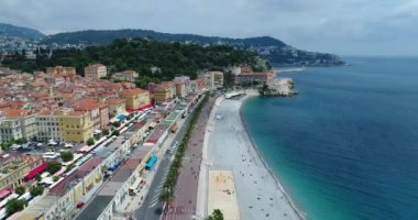 Bulutlu bir günde kumsalın ve deniz kentinin hava görüntüleri