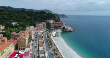 Bulutlu bir günde kumsalın ve deniz kentinin hava görüntüleri