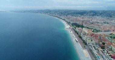 Bulutlu bir günde kumsalın ve deniz kentinin hava görüntüleri
