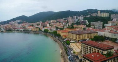 Bulutlu bir günde kumsalın ve deniz kentinin hava görüntüleri