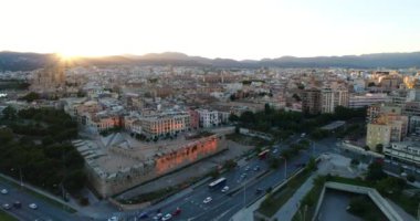 Gün batımında güzel Avrupa şehrinin hava görüntüleri