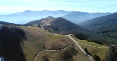 Güneşli bir günde güzel yeşil tepelerin hava görüntüleri.