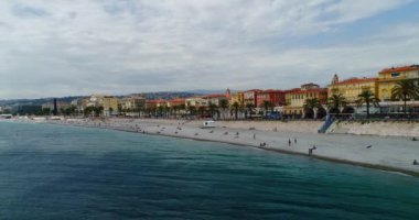 Bulutlu bir günde kumsalın ve deniz kentinin hava görüntüleri
