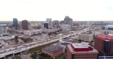 Günbatımında otoyolu olan modern şehrin hava görüntüleri.