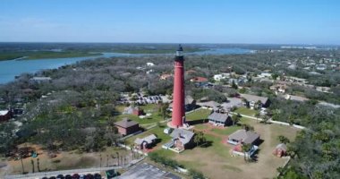 Güneşli bir günde kırmızı deniz fenerinin hava görüntüleri