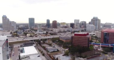 Günbatımında otoyolu olan modern şehrin hava görüntüleri.