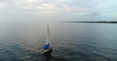 Güzel denizde yüzen yatın hava görüntüleri.