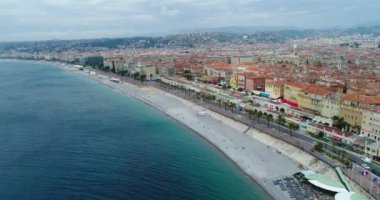 Bulutlu bir günde kumsalın ve deniz kentinin hava görüntüleri