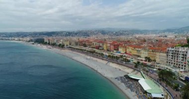 Bulutlu bir günde kumsalın ve deniz kentinin hava görüntüleri