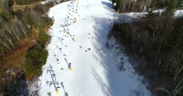 Letecké Záběry Lyžařské Stezky Pokryté Sněhem Slunečného Dne — Stock video