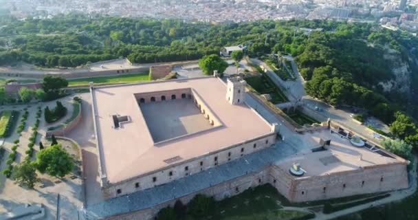 Imagens Aéreas Belo Castelo Antigo Montanha Sobre Cidade Europeia — Vídeo de Stock