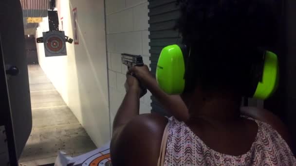 Zbliżenie Materiał Filmowy Afrykańskiej Kobiety Strzelającej Zasięgu Broni — Wideo stockowe