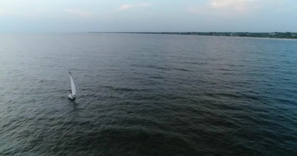 Воздушные Съемки Яхты Плавающей Красивом Море — стоковое видео